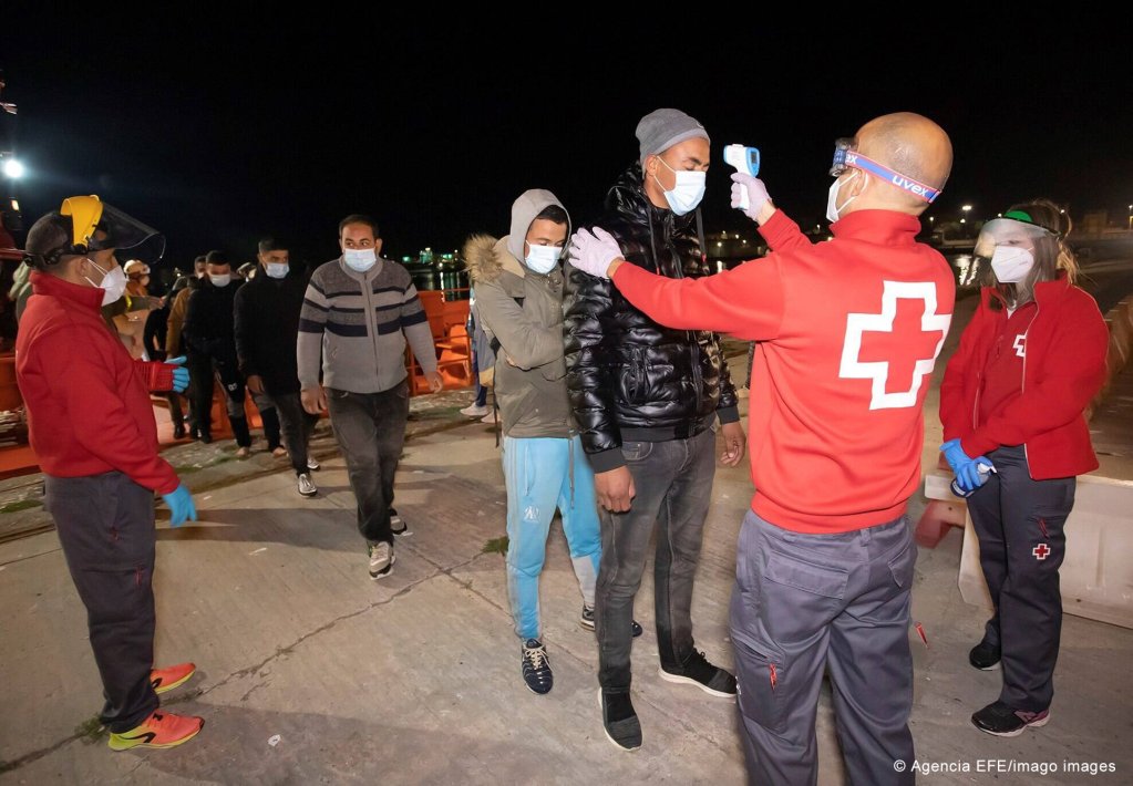 A group of north African migrants arrived at the Spanish port of Motril in the early hours of April 20, 2021 | Photo: Imago / Agencia EFE / Paquet