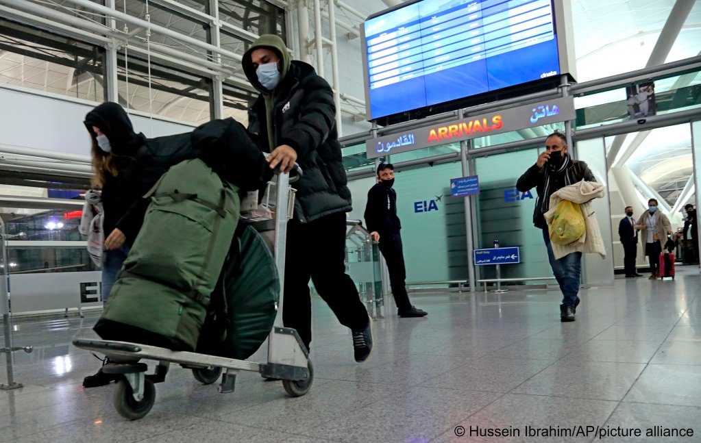 Repatriated migrants arrive at the airport of Erbil, Iraq, from Belarus on November  26, 2021 | Photo: Hussein Ibrahim/AP/picture-alliance 