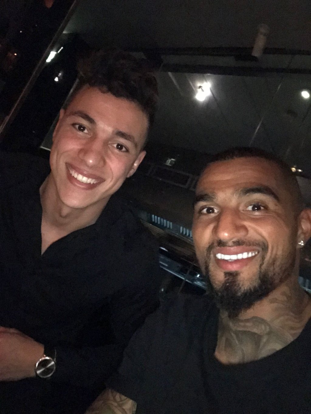 عبد الرحيم في المطعم حيث يشتغل رفقة لاعب كرة القدم Kevin-Prince Boateng (حقوق الصورة: مهاجر نيوز خاص)