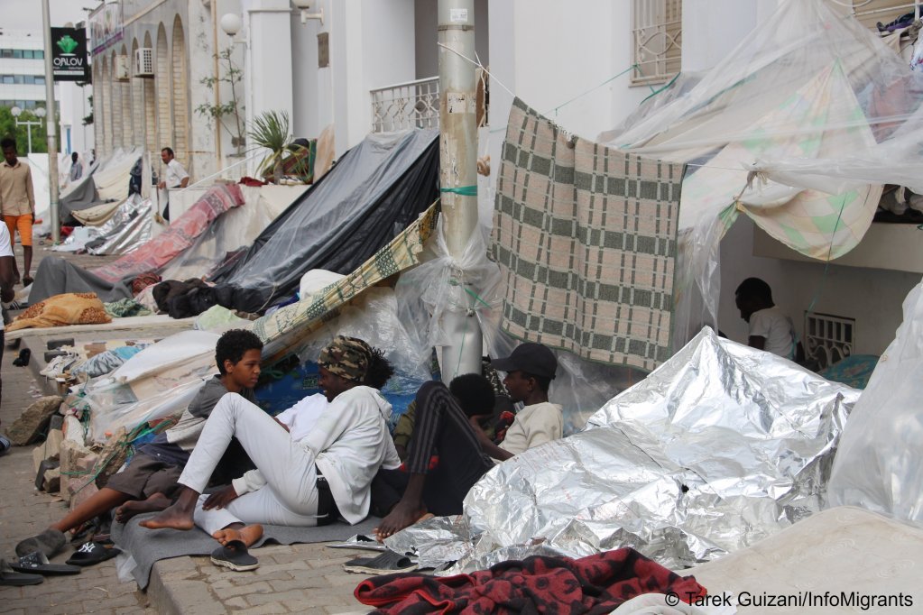Des migrants devant les locaux du HCR à Tunis. Crédit : Tarek Guizani / InfoMigrants