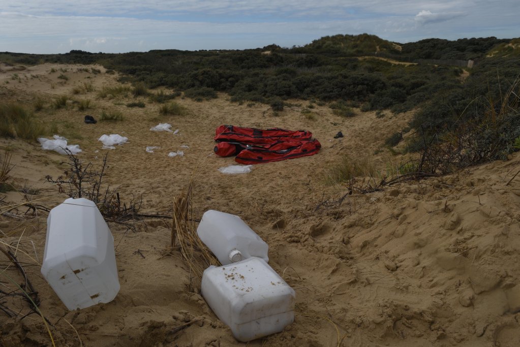 Ambandoned boats and petrol containers in the dunes near Wimereux | Photo: Mehdi Chebil / InfoMigrants