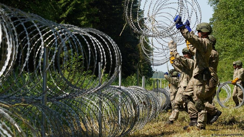 Lithuania built razor wire fences to curb migrant crossings from Belarus | Photo: Janis Laizans/Reuters