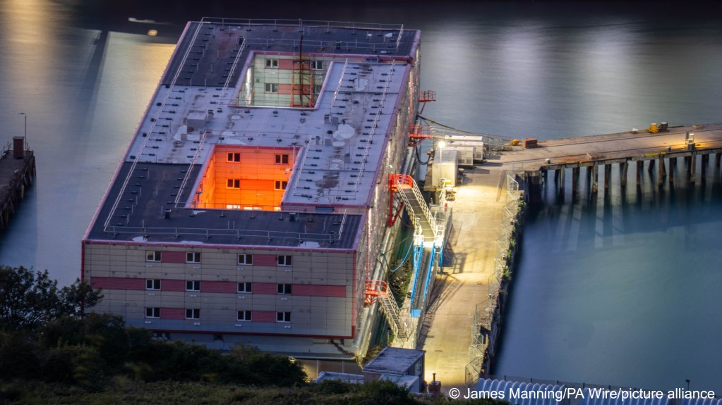 Asylum seekers were returned to the Bibby Stockholm in October, after a series of setbacks | Photo: James Manning / PA Wire / picture alliance