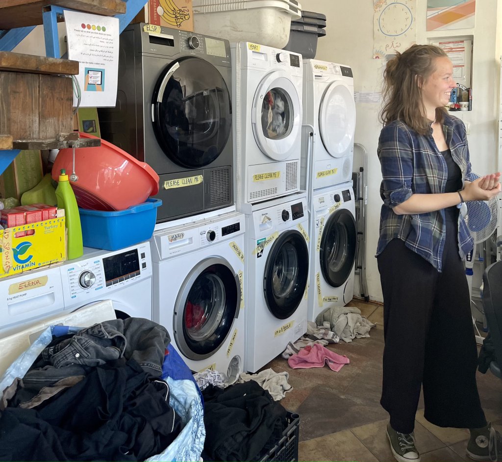 Les migrants peuvent donner leurs vêtements à laver dans la structure gérée par Collective Aid. Crédit : InfoMigrants