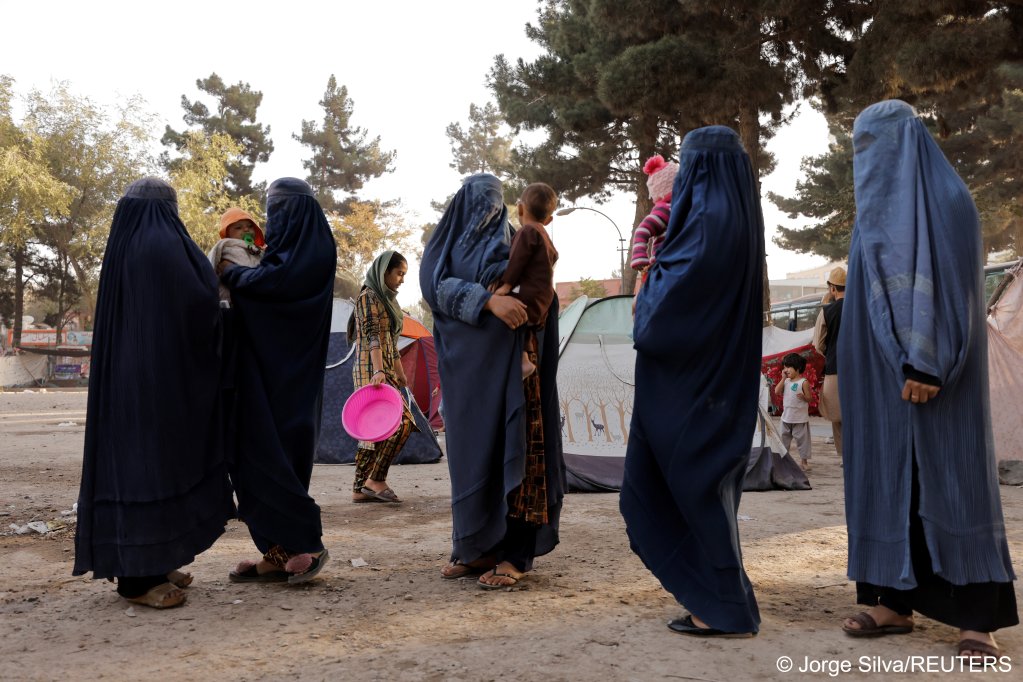 نساء وأطفال أفغان يرتدون البرقع ، من بين العائلات النازحة الفارين من العنف في مقاطعاتهم ، يقفون في مأوى مؤقت في حديقة شهر ناو ، في كابول ، أفغانستان 4 أكتوبر 2021 | الصورة: خورخي سيلفا / رويترز