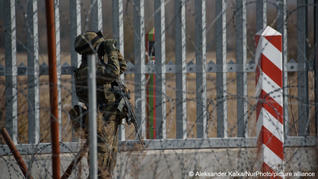 File photo: A soldier of the Polish Border Guard uses binoculars as he stands guard before the Prime Minister's visit on the Polish-Belarusian border in Ozierany Male, Poland, on March 22, 2025 | Photo: picture alliance
