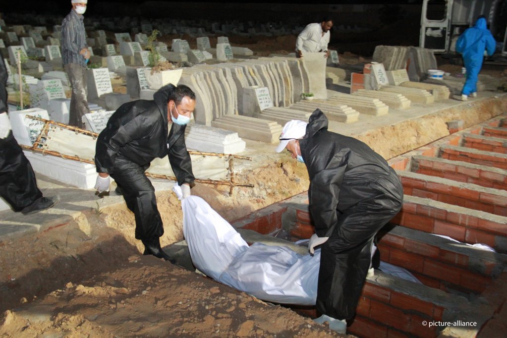 Migrants who lost their lives in a shipwreck are buried in Sfax, Tunisia on June 11, 2020 | Photo: picture-alliance