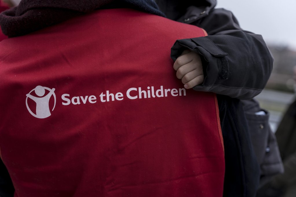 كشف تقرير نشرته منظمة "أنقذوا الأطفال" عن أن "الشرطة والمهربين يسيئون معاملة القصر المهاجرين وغيرهم من البالغين أثناء سفرهم عبر طريق البلقان في أوروبا.