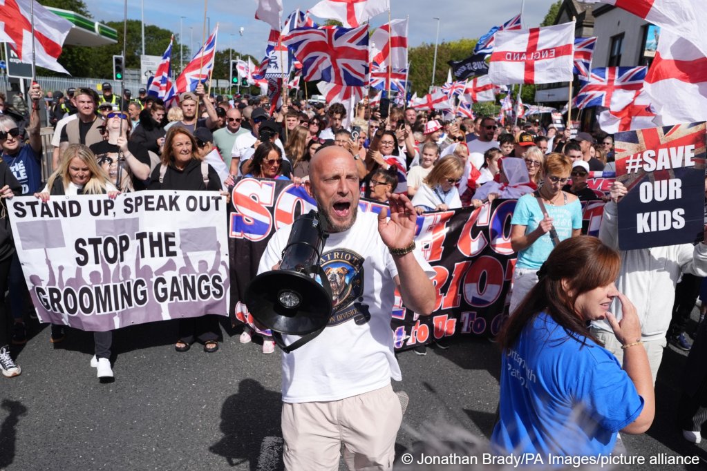 Protesters in Portsmouth taking part in a march against immigration, organized by the group known as South Coast Patriots' | Photo: Jonathan Brady / PA Images / picture alliance