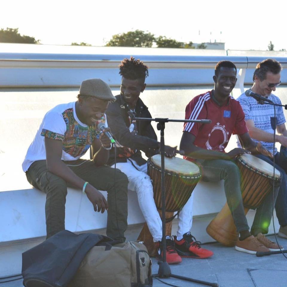 Ibrahim Kamara en train de jouer des percussions à Chypre. Crédit : Page Facebook d'Ibrahim Kamara