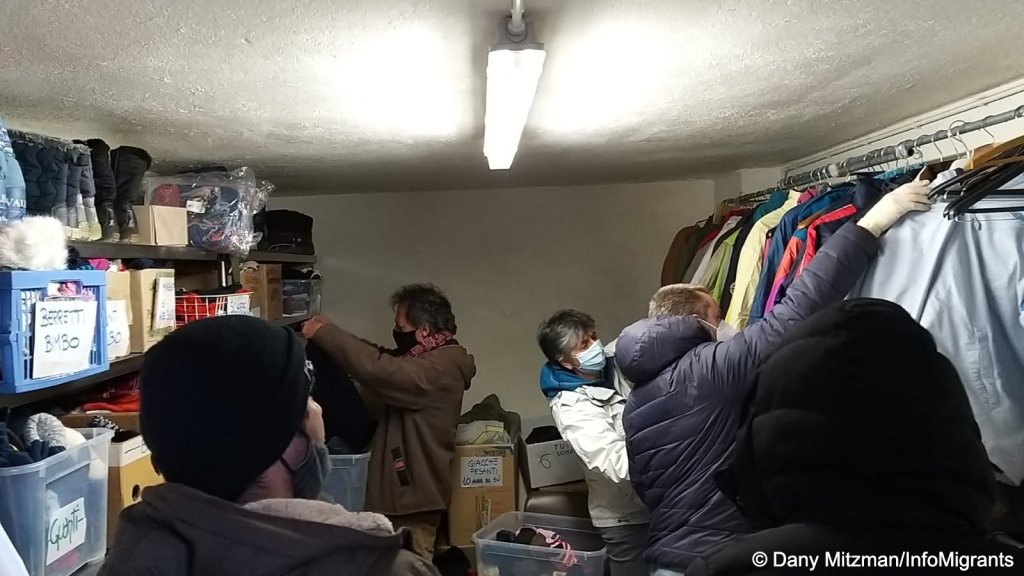 Silvia (R) in a white jacket helps migrants find suitable clothing to guard against the cold | Photo: Dany Mitzman / InfoMigrants