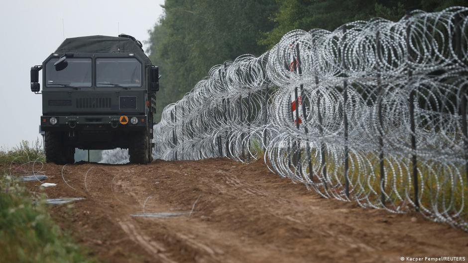 Poland has been fortifying its border to Belarus, as Minsk stands accused of intentionally steering migrants towards its neighbors' territory | Photo: REUTERS