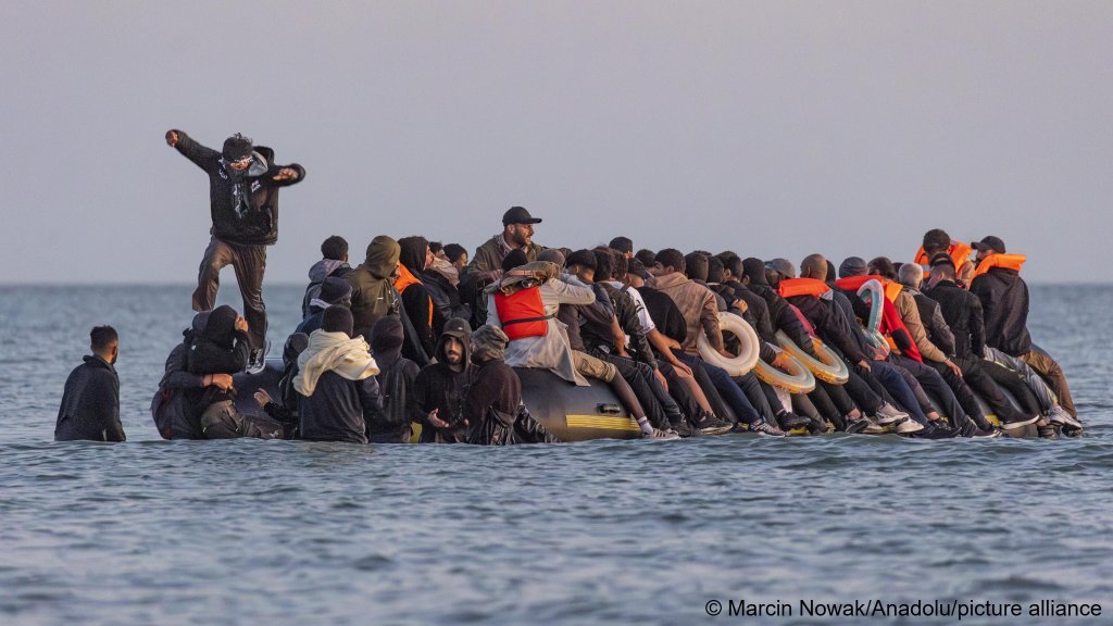 Migrants aboard a boat setting off from the water off Gravelines in France on June 30, 2025 | Photo: Marcin Nowak / Anadolu / picture alliance