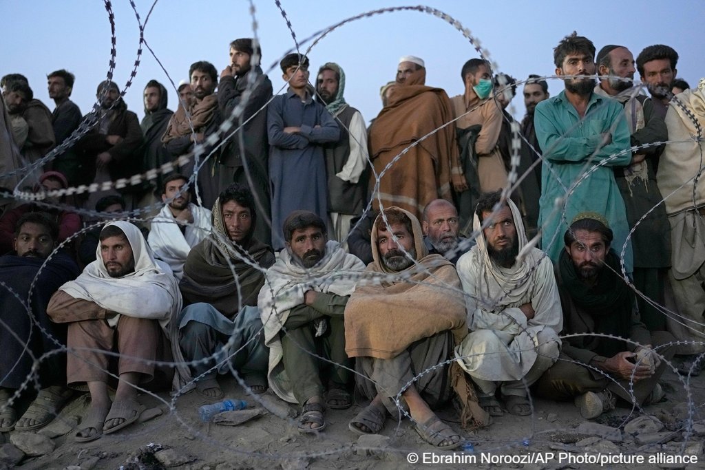 From file: Afghan refugees wait to register at the border with Pakistan | Photo: picture alliance / ASSOCIATED PRESS | Ebrahim Noroozi