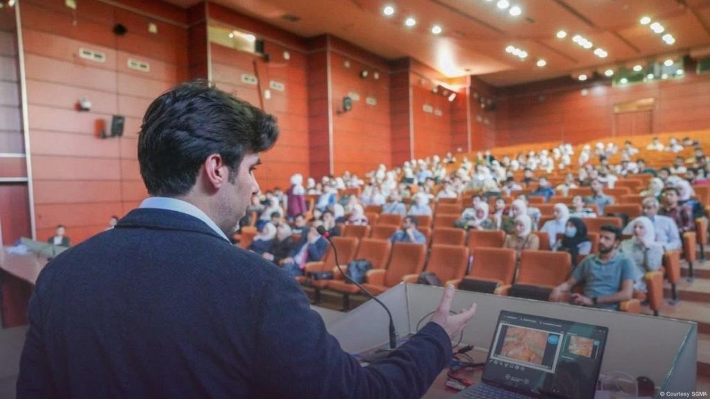 Syrian doctor Moataz Hamsho, who works in Eisenach, Germany, held a lecture at Aleppo University in April as part of a SGMA series of expert talks on surgical developments | Photo: SGMA