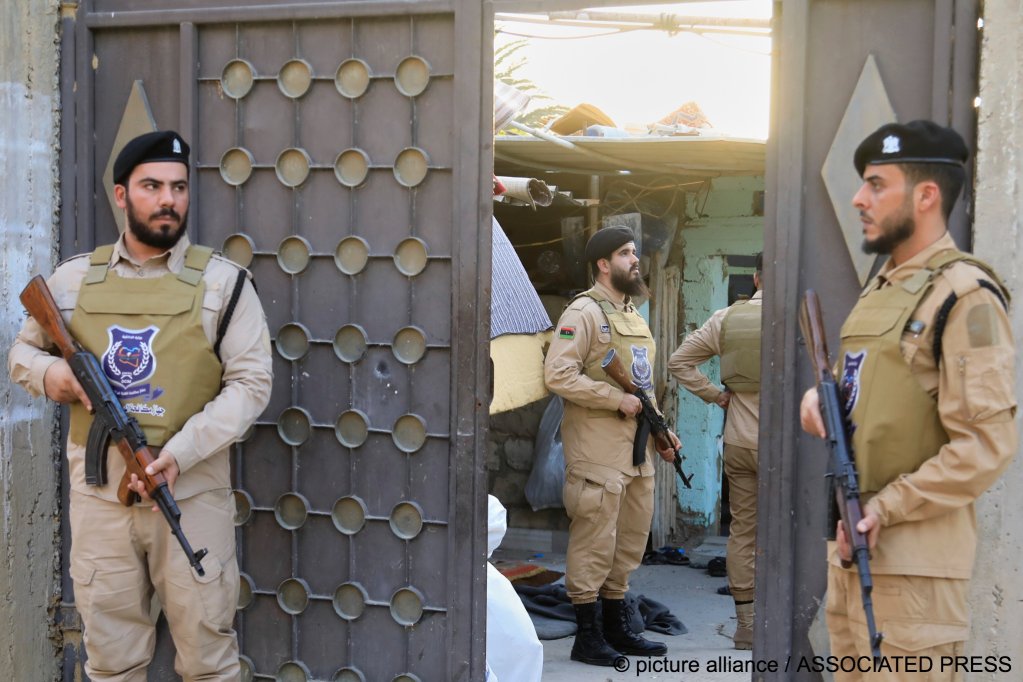 The entire operation was conducted under heavy police presence | Photo: picture-alliance/Associated Press