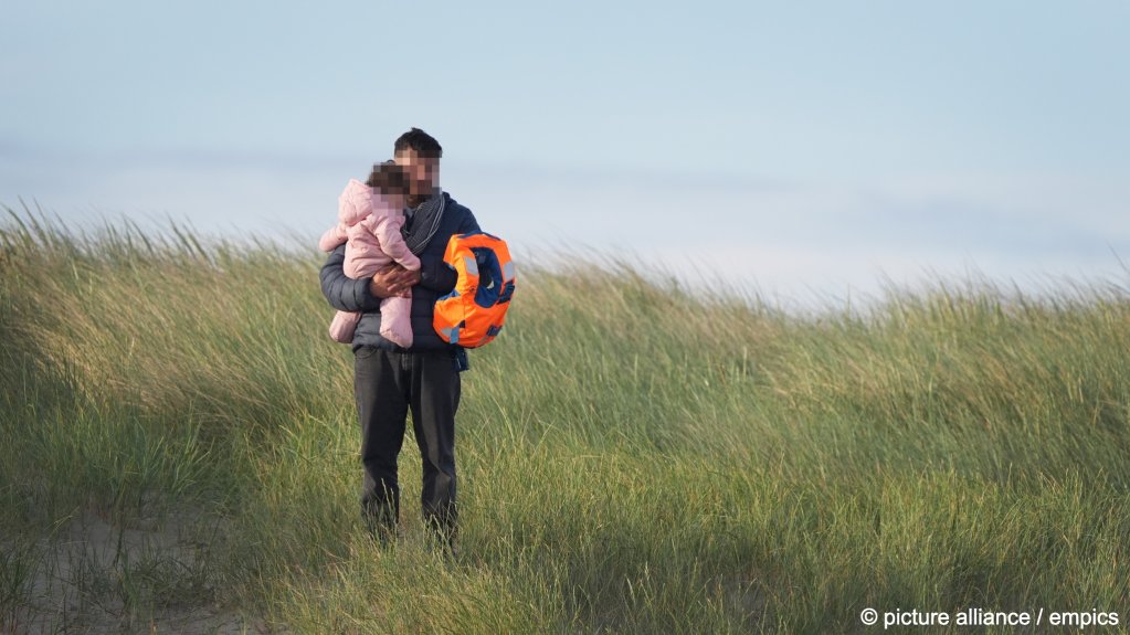 A migrant walks near a beach in the French city of Calais on May 31, 2025 | Photo: Gareth Fuller/empics/picture-alliance