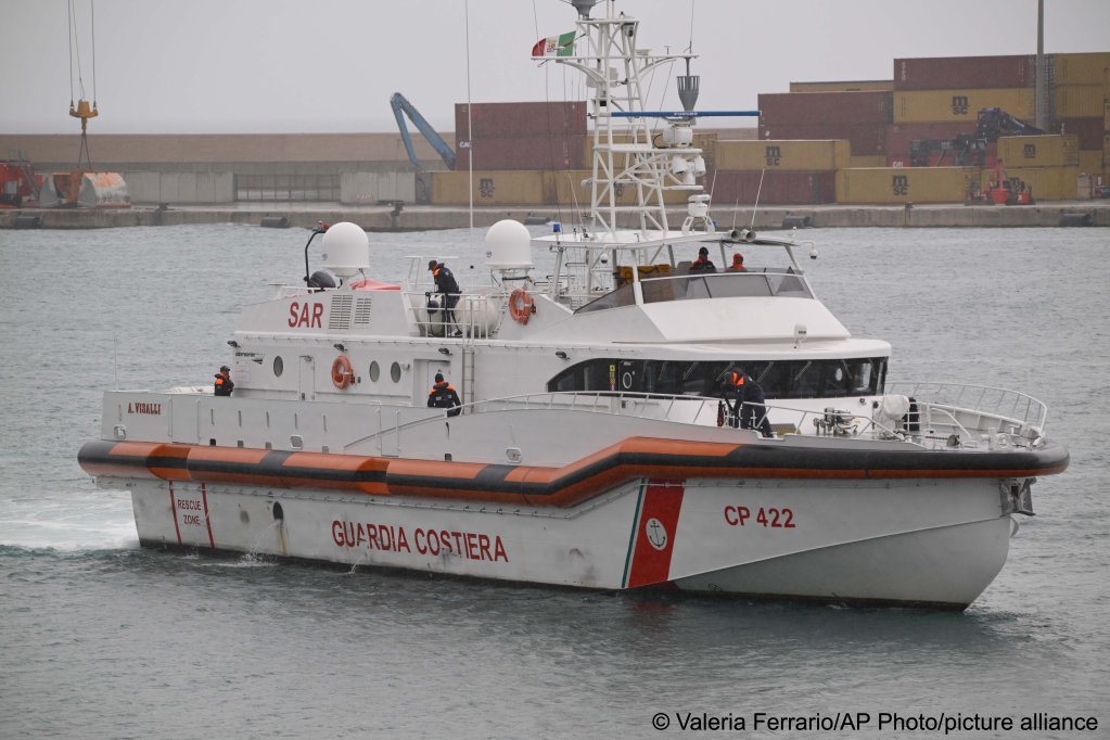 An Italian coast guard vessel brought the remaining 12 migrants back to Italy, amid a bitter row between politicians and judiciary over who has the right to declare a country 'safe' | Photo: Valeria Ferrario/AP Photo/picture alliance