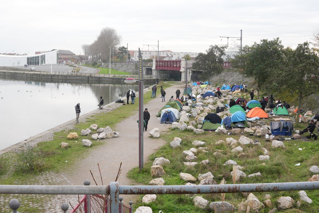 Dozens of Syrian migrants settled in a camp in downtown Calais, seen in November 2024 | Photo: Dana Alboz/InfoMigrants