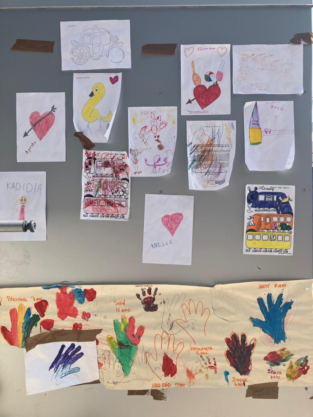 Children's drawings in the encampment on the steps of the Samusocial shelter in Paris, July 22, 2026 |  Photo: InfoMigrants