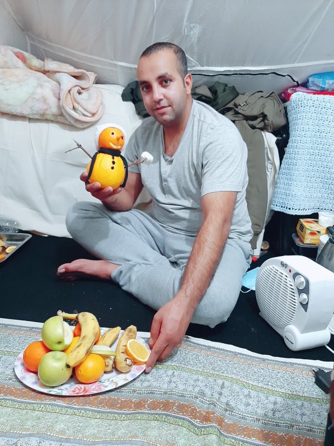 جمشید امیری مهاجر افغان و خانمش پریسا یلدا را زیر خیمه اردوگاه مهاجران در لسبوس جشن گرفتند. (عکس از پریسا ویسی)