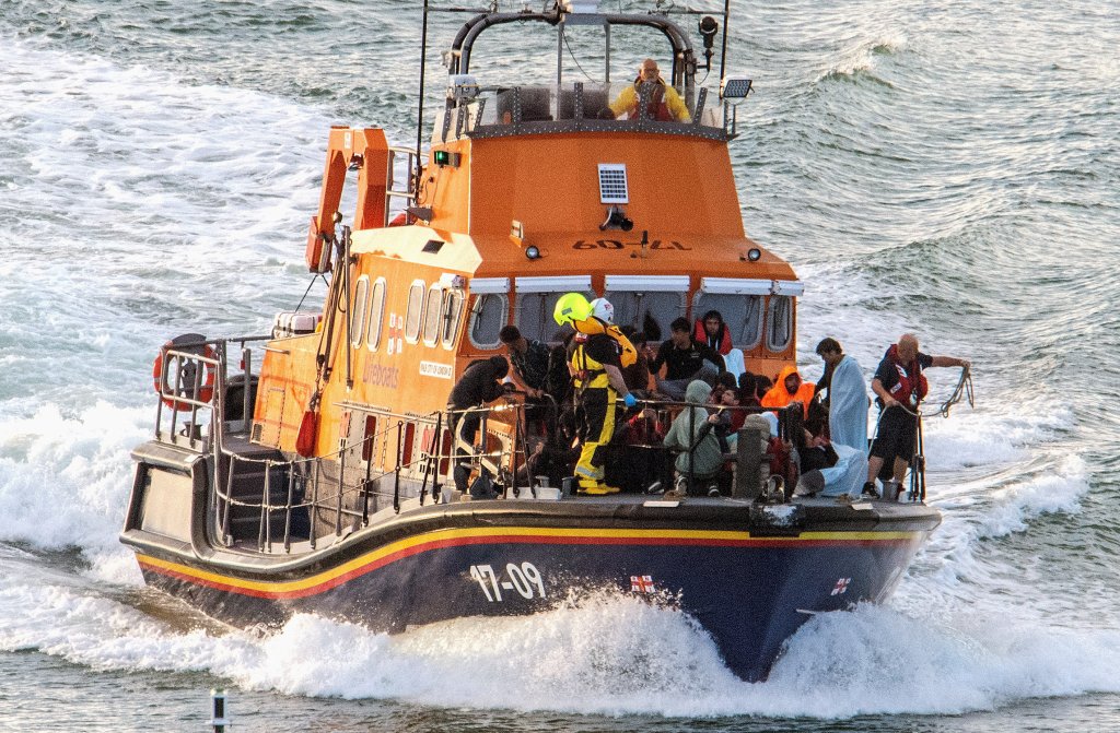 Rescue personnel bring migrants ashore, after a boat carrying migrants from France sunk in the English Channel, in Dover, Britain August 12, 2023, in this still image obtained from social media | Photo: Stuart Brock /Reuters 