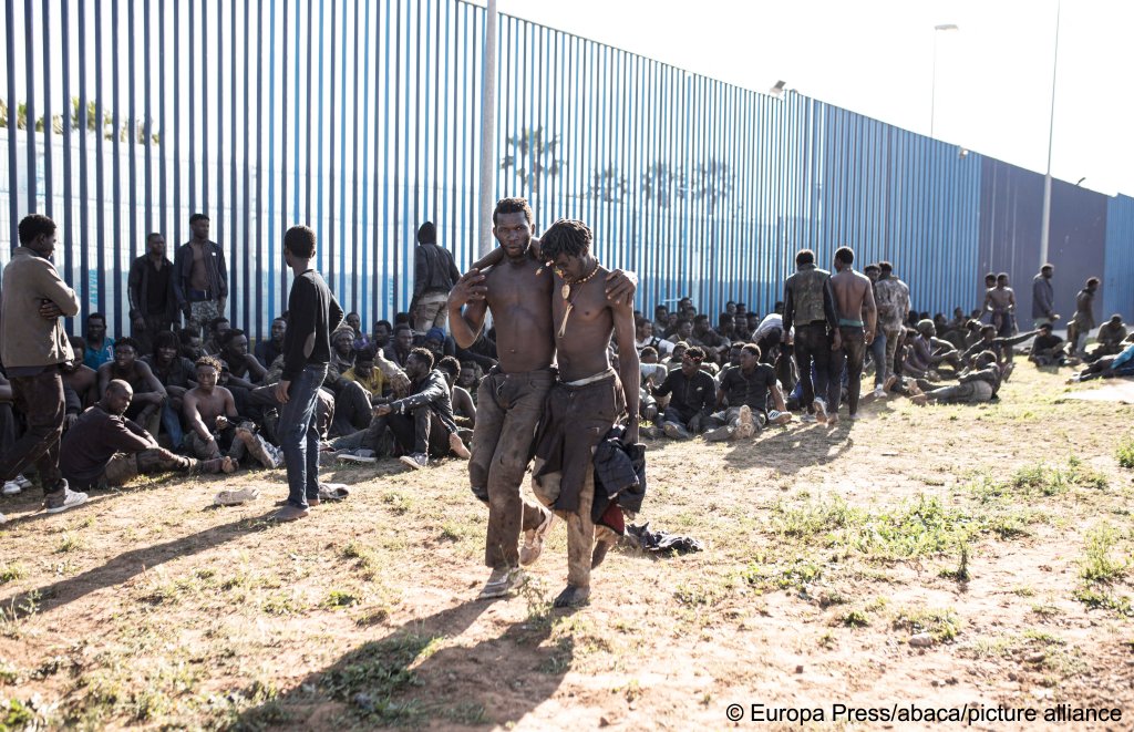 File photo: Migrants who crossed the fence from Morocco to Melilla (Spain), March 2, 2022 | Photo: Europa Press/abaca/picture alliance