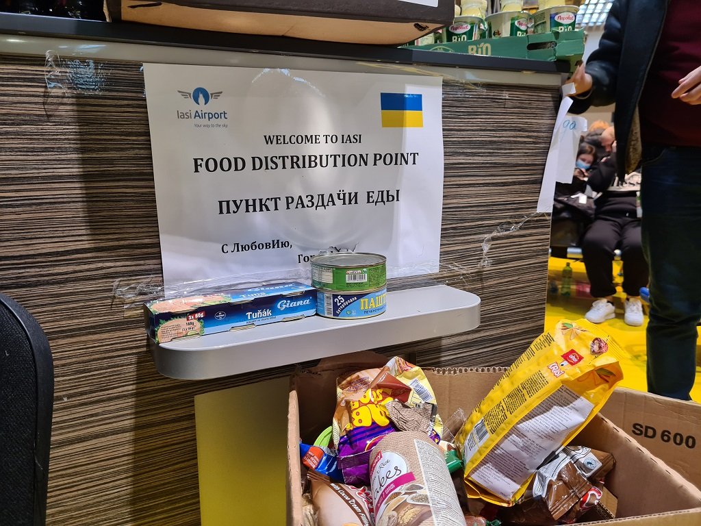 لافتة تقول "نقطة توزيع طعام" للاجئين الأوكرانيين الوافدين أو المسافرين علر مطار مدينة ياش. شمهاجر نيوز \ شريف بيبي