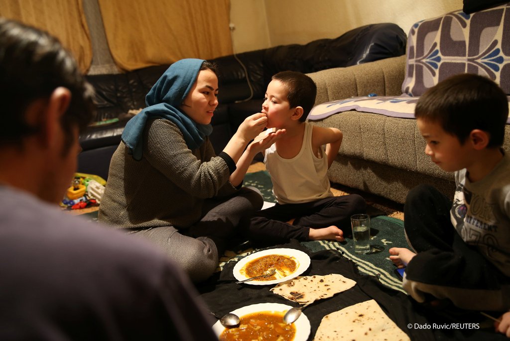 Another family from Iraq eats in their temporary home in a village near Velika Kladusa, Bosnia and Herzegovina, 30 January 2021 | Photo: Reuters/Dado Ruvic