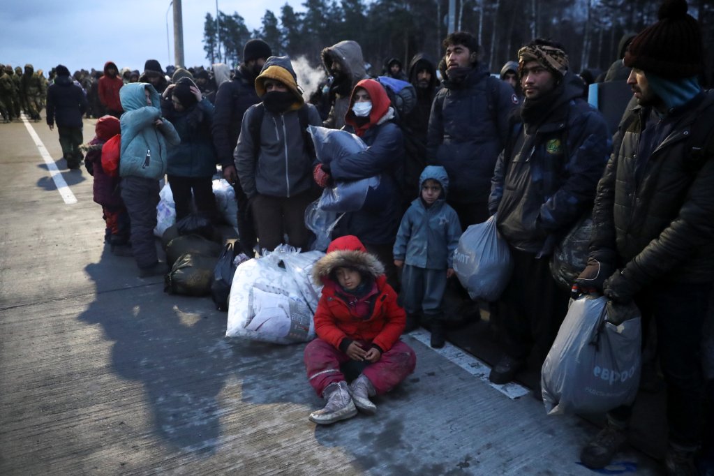 حدود ۴۰۰۰ مهاجر در مناطق مرزی بلاروس و پولند در وضعیت رقت باری گیر افتاده‌ بودند/ ۱۸ نومبر سال ۲۰۲۱. عکس از رویترز