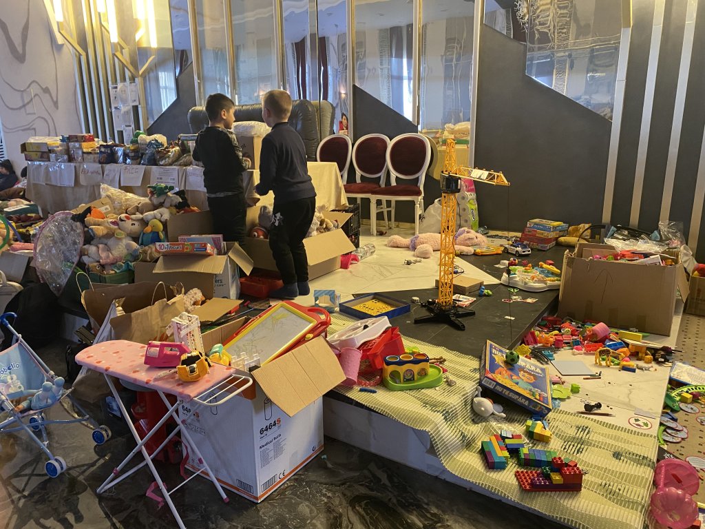 Des enfants s'amusent dans l'espace de jeux. Crédit : InfoMigrants