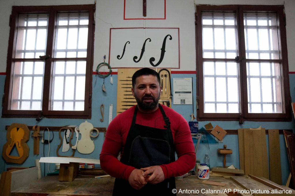 Milan's Opera maximum security prison inmate Nikolae talks with journalist during a interview with Associated Press in the prison's lab | Photo: Antonio Calanni /AP Photo