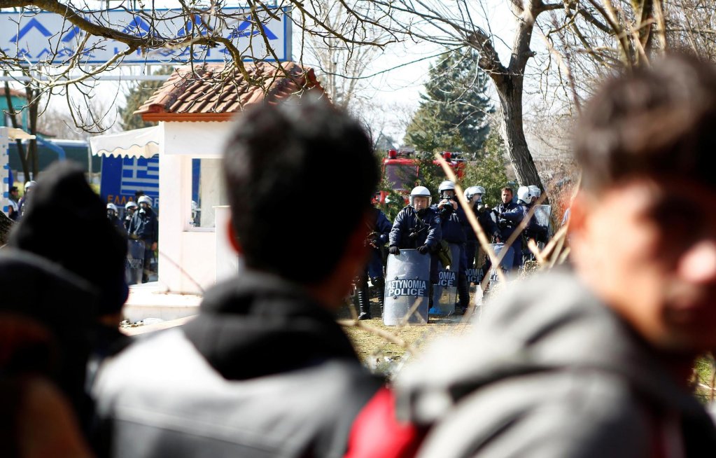 Des migrants face aux forces anti-émeutes à la frontière terrestre turco-grecque, près de Kastanies, le 1er mars 2020. Crédit : Reuters