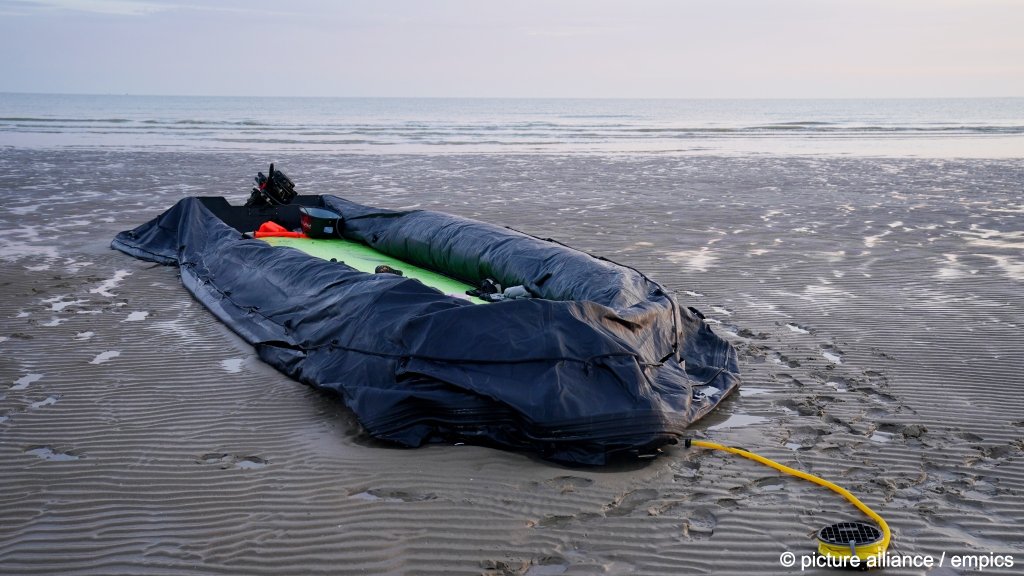 File photo used as illustration: The remains of a small boat on the beach in Gravelines, France, following an unsuccessful attempt by people thought to be migrants to reach the UK by crossing the English Channel | Photo: Gareth Fuller/empics/picture-alliance