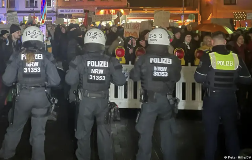 In Eitorf, police were separating supporters of the far-right AfD and the counter demonstration | Photo: Peter Hille/DW