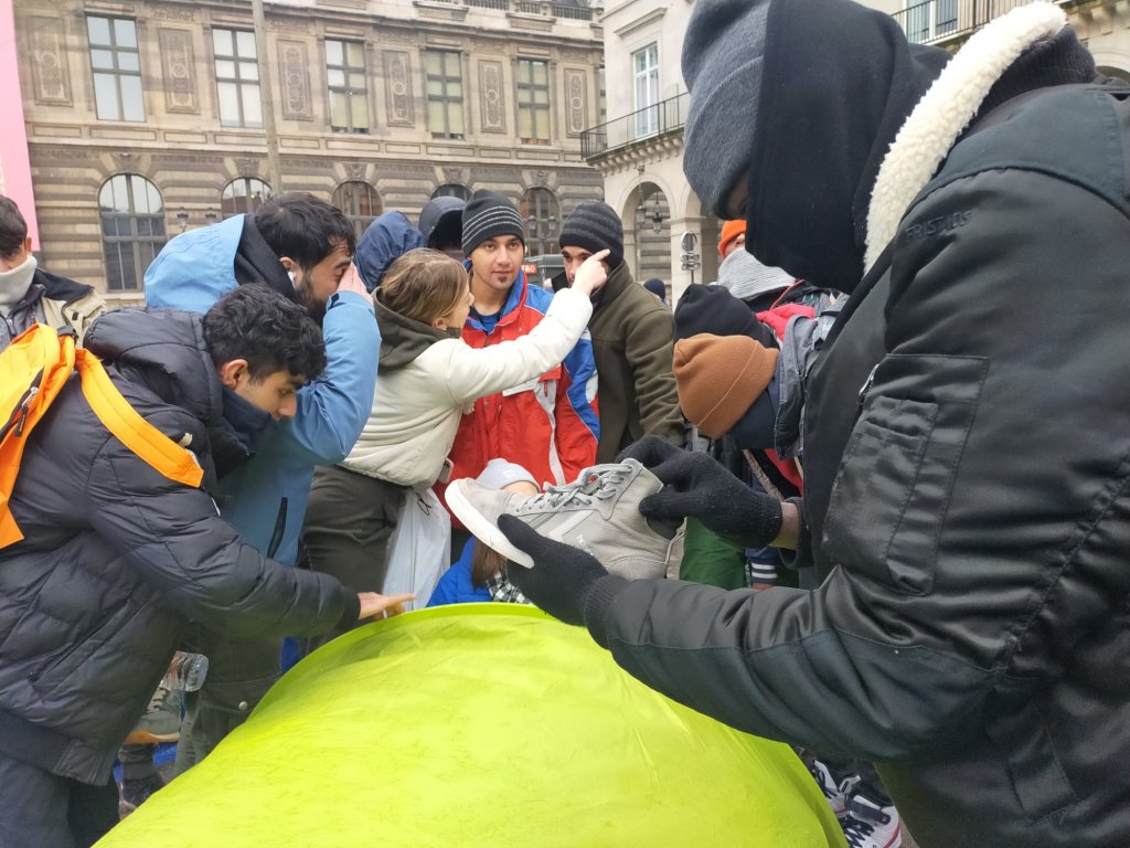 En Plein Paris, Des Centaines De Jeunes Migrants Campent Devant Le ...