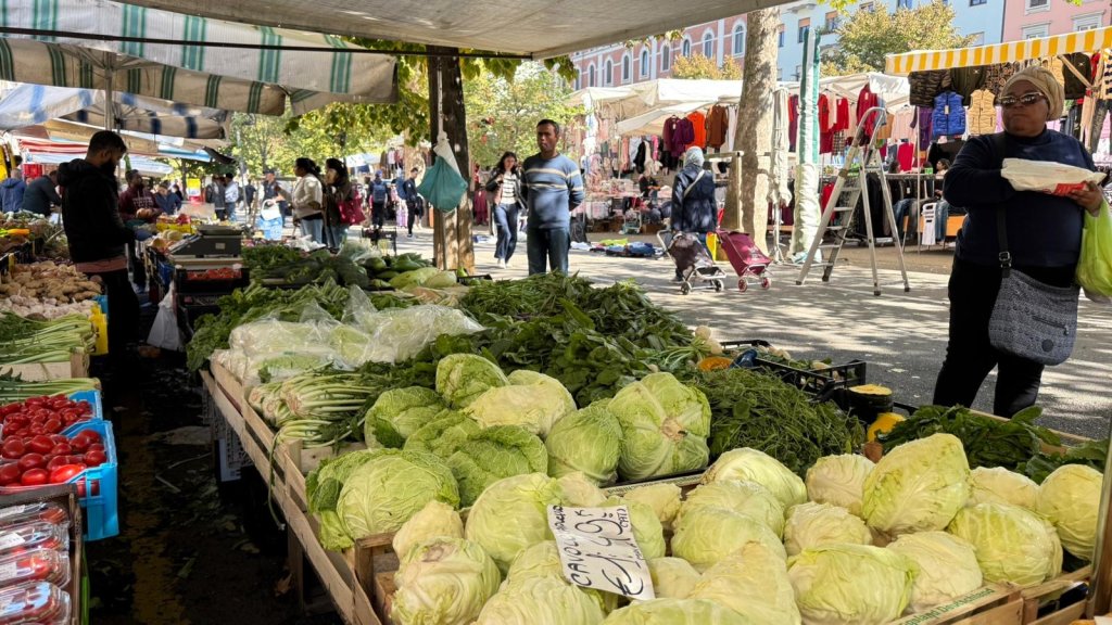 A market near Milan's central station is busy with migrant stallholders and customers | Photo: Arafatul Islam / InfoMigrants