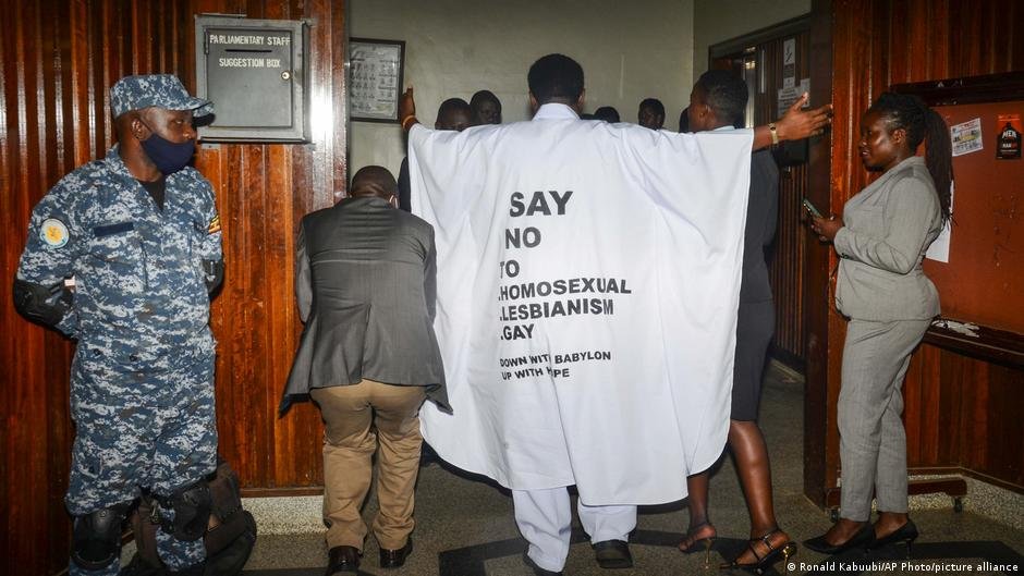 File photo: Ugandan Minister John Musila entered the Ugandan Parliament wearing clothes with a clear anti-LGBTIQ message | Photo: picture-alliance/AP Photo/Ronald Kabuubi