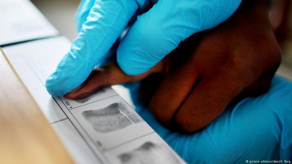 Eurodac is designed to store biometric data such as fingerprints and iris scans in a central databank - but not all EU member states have integrated this system into their national frameworks | Photo: O. Berg/dpa/picture-alliance