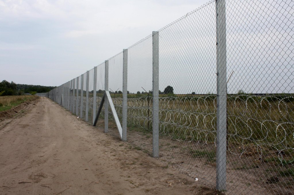 The metal and barbed wire fence in southern Hungary on the border with Serbia | Photo: ANSA/DRAGAN PETROVIC