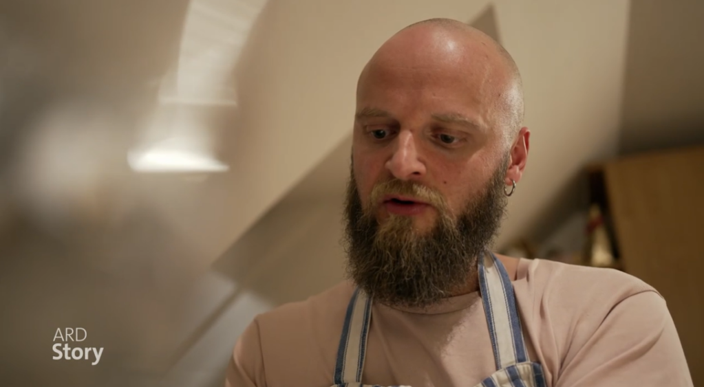 Russian chef Denis Shershnev ended up having to fly to Armenia to apply for a visa that would allow him to take up his job offer in Munich, after 22 months, he is still waiting | Source: Screenshot ARD documentary