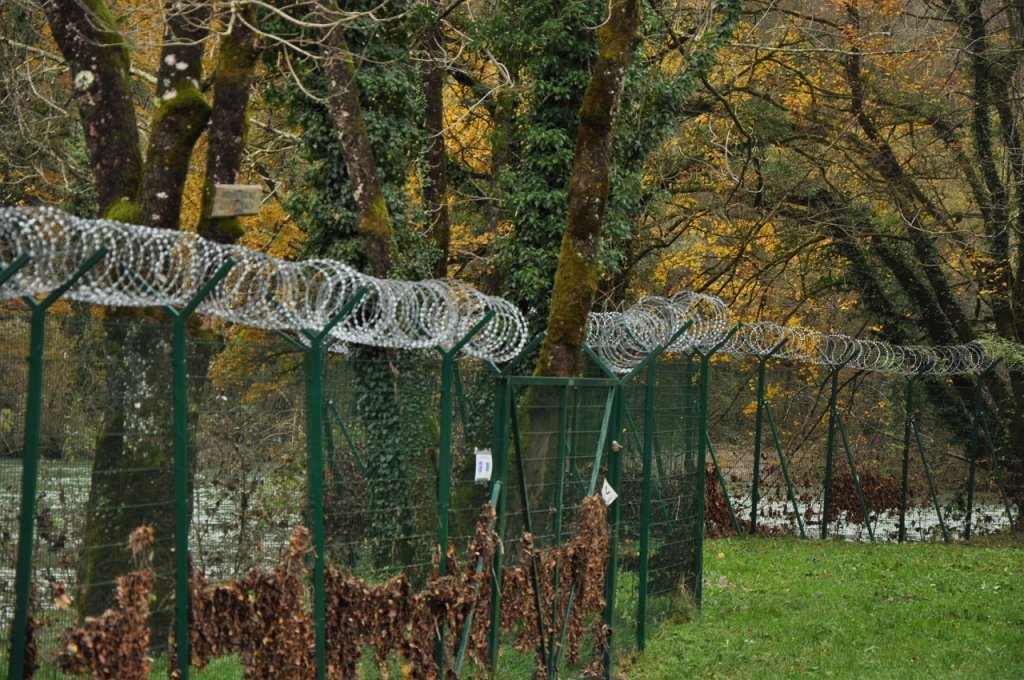 The fence erected in Slovenia, on the Croatian border. Here, between the villages of Kostel and Fara, 2019 | Photo: Dana Alboz/InfoMigrants
