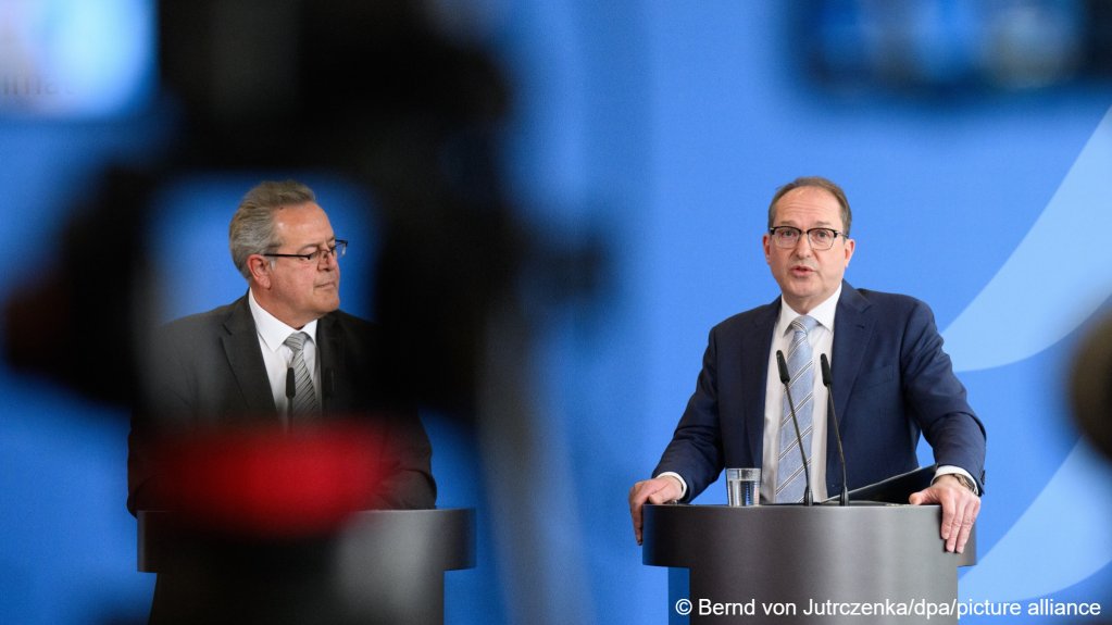 New German interior minister Alexander Dobrindt (CSU) -- on the right -- announced plans to reject asylum seekers at the border at a joint press conference with federal police chief Dieter Romann on May 7, 2025 | Photo: picture alliance