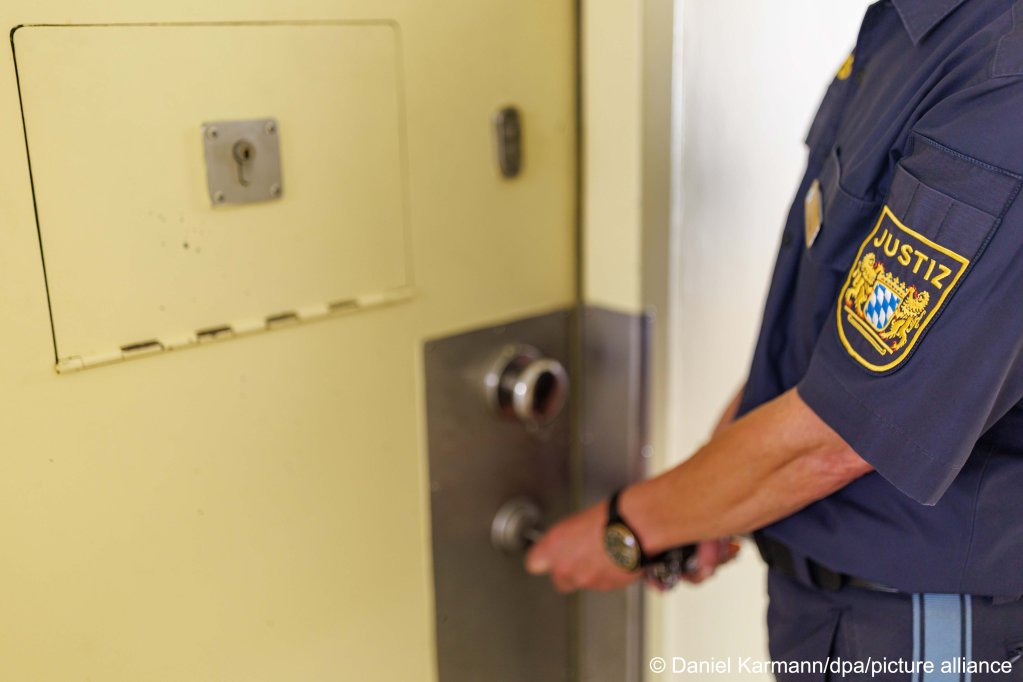 File photo used as illustration: Some of the people on the flight were convicted of crimes in Germany, confirmed the Bavarian authorities | Photo: Daniel Karmann/dpa/picture alliance