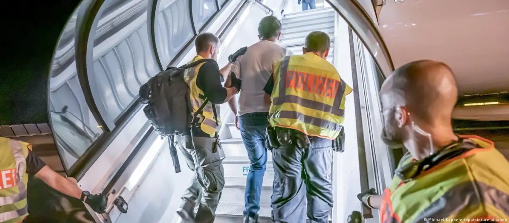 صورة من الأرشيف لعملية ترحيل طالب لجوء رفض طلبه