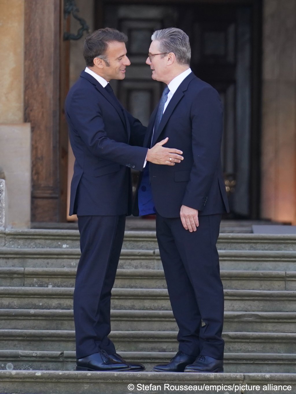 File photo: French President Emmanuel Macron and British Prime Minister Sir Keir Starmer are trying to find mutually beneficial ways to tackle the issue of irregular migration across the English Channel | Photo: Stefan Rousseau/PA Wire/picture-alliance