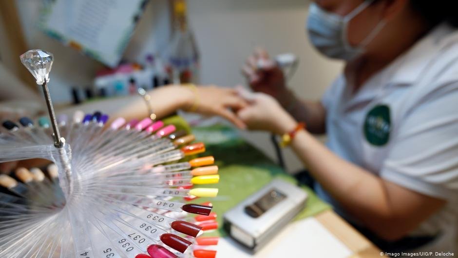 In many countries work is not allowed while an asylum claim is being processed, which leads many migrants to find illegal and precarious work in sectors like the nail industry | Photo: Imago/UIG/P. Deloche