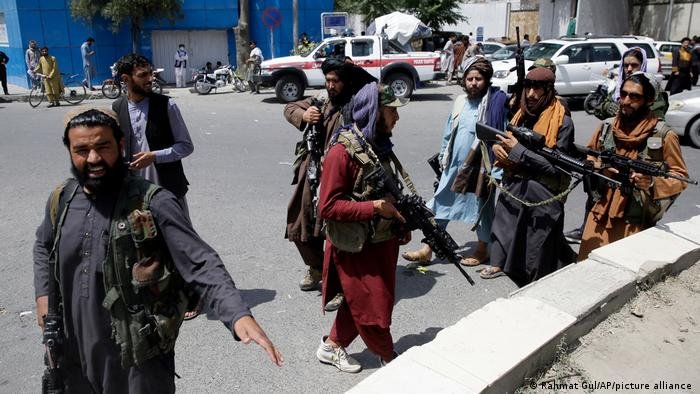 اعضای گروه طالبان در یکی از جاده‌های شهر کابل