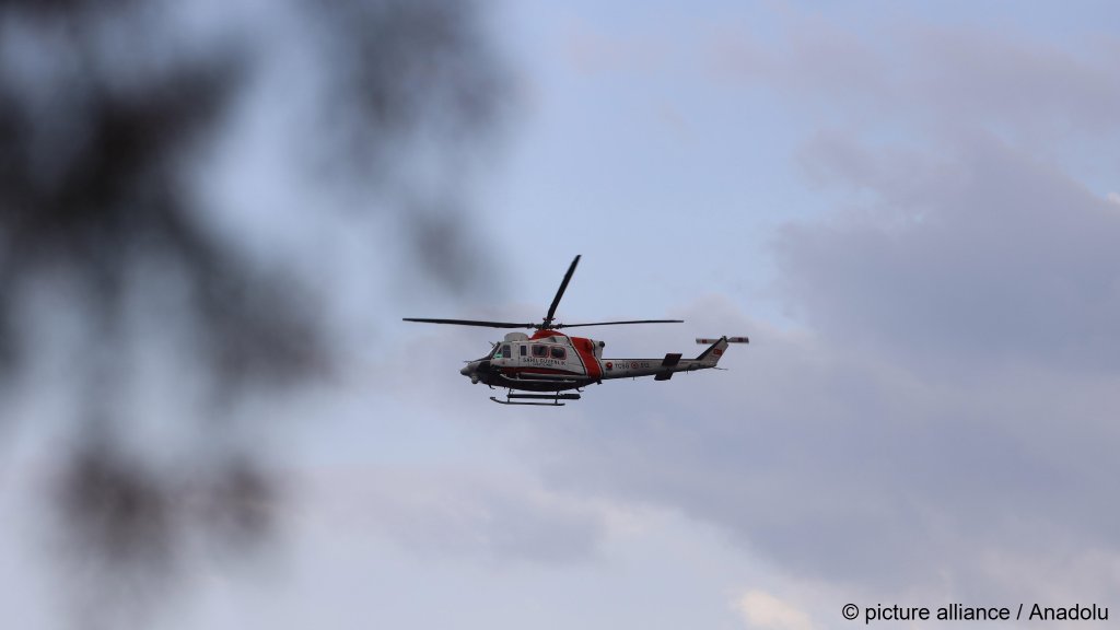 Turkish rescue teams sent out four coast guard boats, a diving team and a helicopter in ongoing search and rescue efforts | Photo: Ali Ballı /Anadolu/picture alliance
