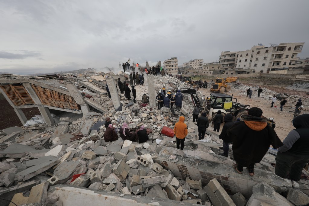 فرق الإنقاذ خلال محاولاتها انتشال الناجين من تحت الأنقاض بعد زلزال ضرب كل من سوريا وتركيا